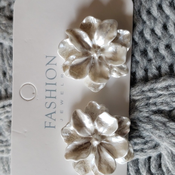 White Camilla Stud Earrings. New - Picture 6 of 9